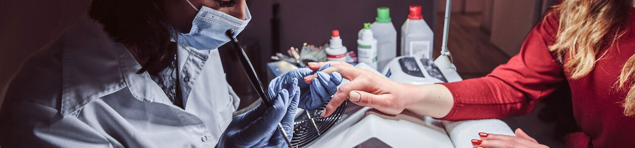 Nagelstylistin trägt in einem professionellen Studio Gel auf die Nägel einer Kundin auf – steht für sichere und EU-konforme Nageldienstleistungen. Nagelstylistin trägt in einem professionellen Studio Gel auf die Nägel einer Kundin auf – steht für sichere und EU-konforme Nageldienstleistungen.