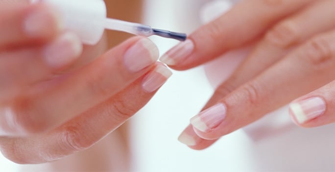 Wie korrigierst du einen DIY-Nagelfehler mit etwas Salon-Expertise?